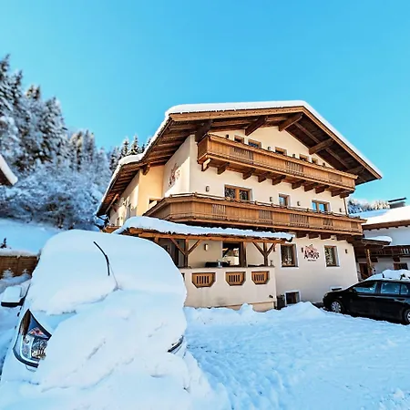 Aparthotel Alpenchalet Almrose 3*